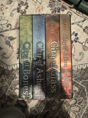 The Mortal Instruments Series - Cassandra Clare / City of Bones